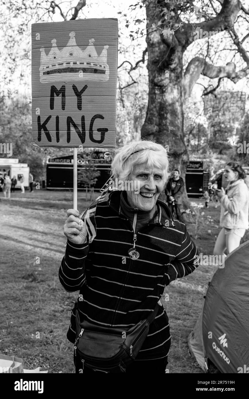 Una donna anziana si trova sul Mall con un cartello con la scritta "My King" prima dell'incoronazione di Re Carlo III, Londra, Regno Unito. Foto Stock