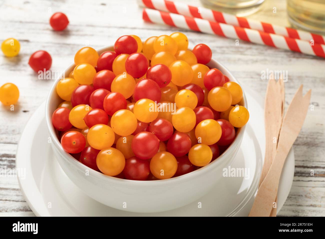 Ciotola con pomodori rossi e gialli freschi primo piano Foto Stock