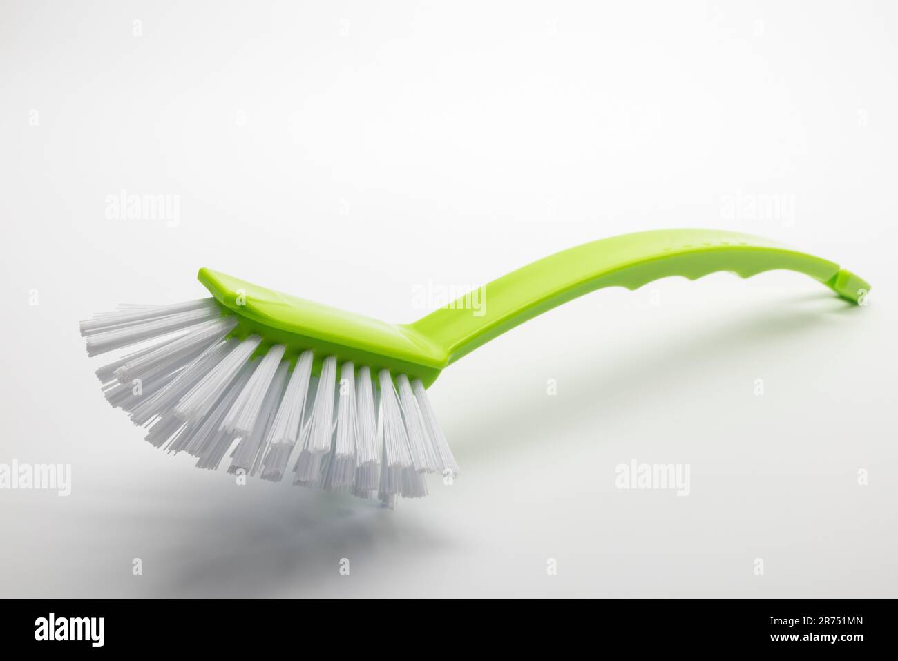 Spazzola per piatti verde, fondo bianco, Foto Stock