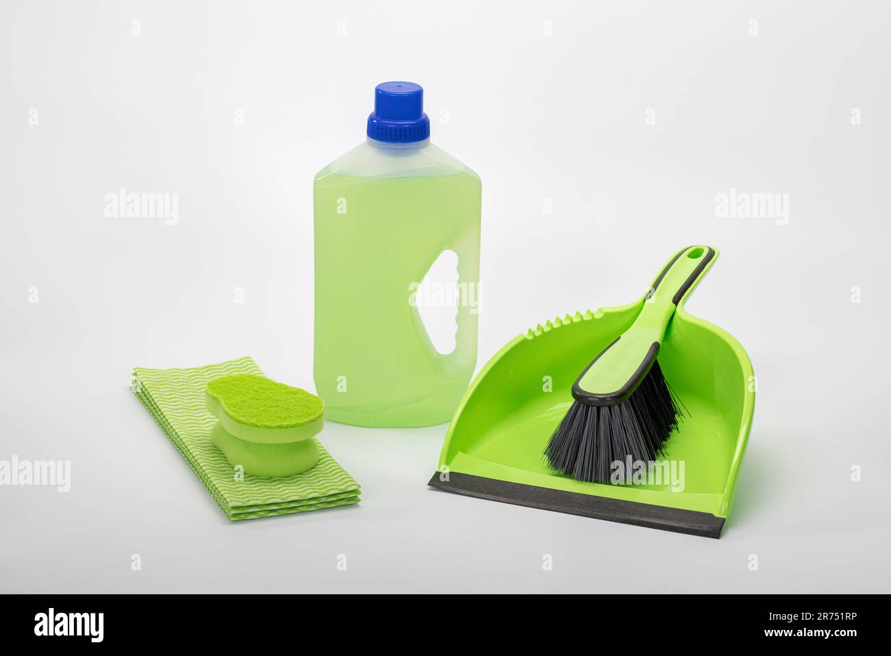 Set di pulizia, verde, detergente universale, panno per pulizia, spugna per pulizia, sfondo bianco, Foto Stock