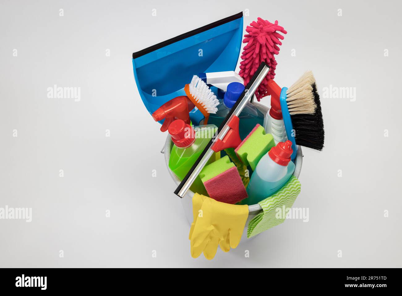 Secchio di pulizia grigio riempito con utensili di pulizia, sfondo bianco, Foto Stock