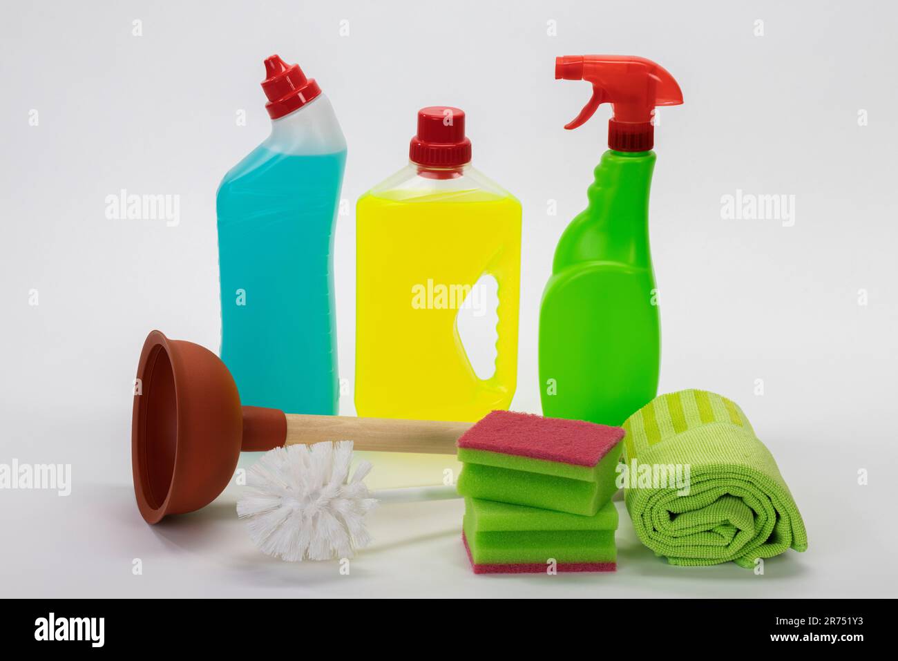 Vari prodotti per la pulizia della casa, colorati, stantuffo, spazzola per wc, spugna per la pulizia, panno per pulizia, sfondo bianco, Foto Stock