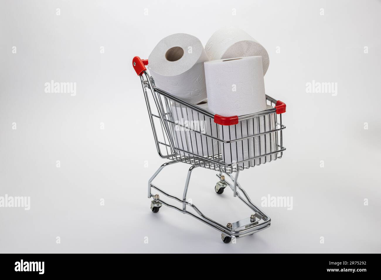 Rotoli di carta igienica nel carrello della spesa, immagine simbolo, acquisti in cartoncino, sfondo bianco, Foto Stock