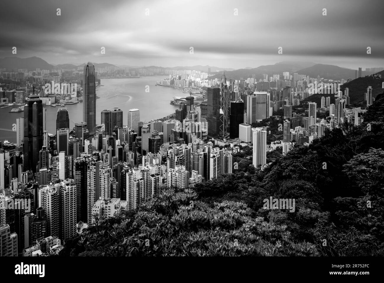 Una vista sopraelevata dello skyline di Hong Kong presa dal picco, Hong Kong, Cina. Foto Stock