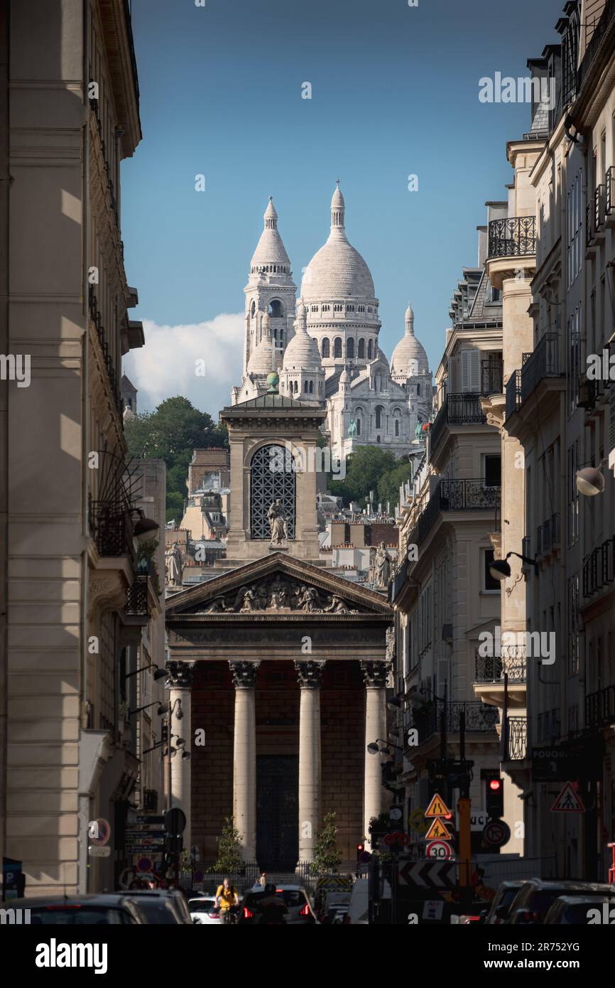 Basilica del Sacro cuore di Montmartre con la Notre-Dame-de-Lorette dalla strada di Parigi Foto Stock