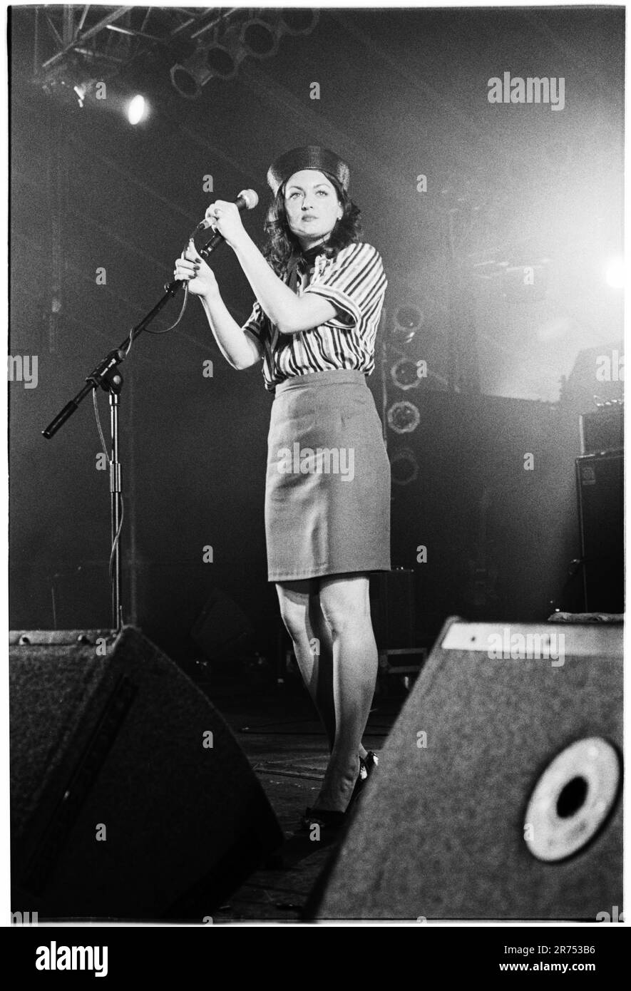 BLACK BOX RECORDER, READING FESTIVAL, 2000: Sarah Nixey Playing with Black Box Recorder al Reading Festival, 26 agosto 2000. Foto: Rob Watkins. INFO: Black Box Recorder è stata una band indie britannica formata nel 1997, con Sarah Nixey, Luke Haines e John Moore. Conosciuti per i loro testi oscuri e satirici e per il suono pop malinconico, hanno ottenuto il riconoscimento con canzoni come Child Psychology e The Facts of Life. Foto Stock