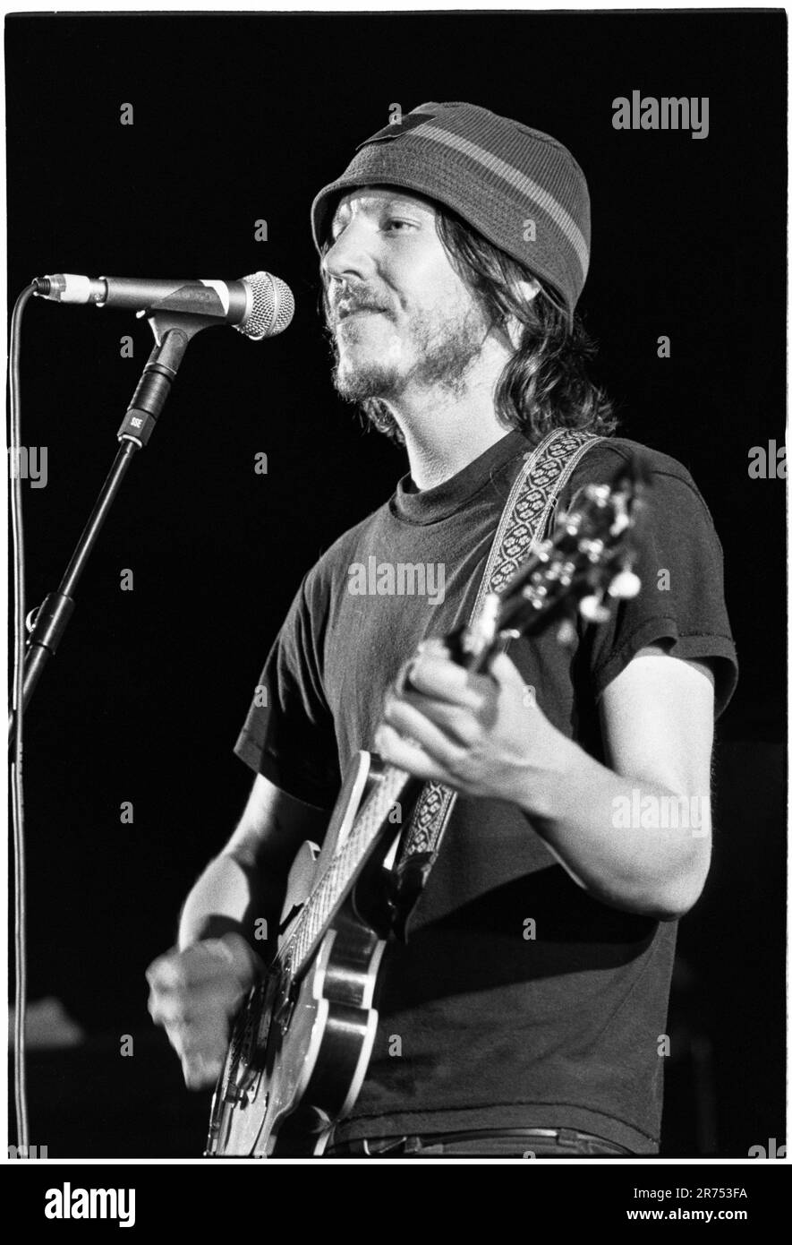 ELLIOTT SMITH, READING FESTIVAL, 2000: Il cantautore Elliott Smith (1969-2003) suona dal vivo nella Melody Maker Tent al Reading Festival, Inghilterra, Regno Unito il 27 agosto 2000. Foto: Rob Watkins Foto Stock