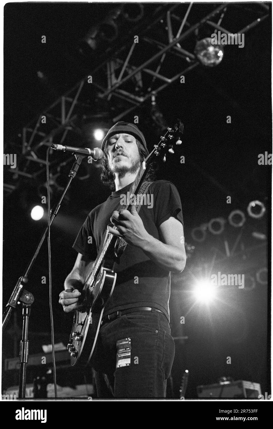 ELLIOTT SMITH, READING FESTIVAL, 2000: Il cantautore Elliott Smith (1969-2003) suona dal vivo nella Melody Maker Tent al Reading Festival, Inghilterra, Regno Unito il 27 agosto 2000. Foto: Rob Watkins Foto Stock