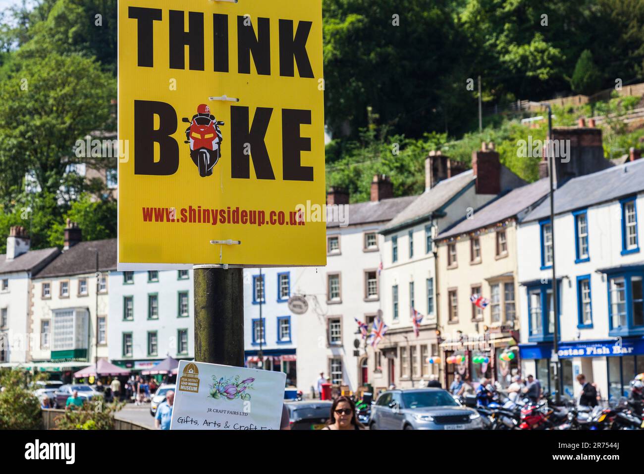 Think Bike poster sulla strada principale di Matlock Bath, Derbyshire, Inghilterra, Regno Unito Foto Stock