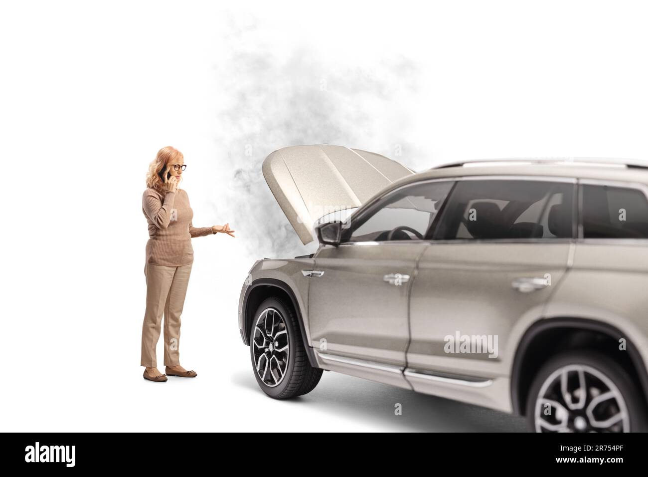 Donna che chiama un servizio di assistenza stradale per il suo veicolo isolato su sfondo bianco Foto Stock
