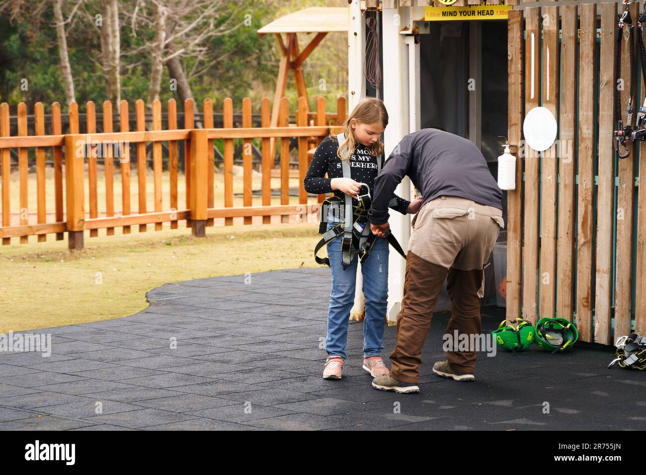 I bambini piccoli si divertono nel parco divertimenti Rope. Giri sospesi in cima. Percorso a ostacoli, scala, gradini per bambini con rete di sicurezza contro la caduta. Celeb Foto Stock