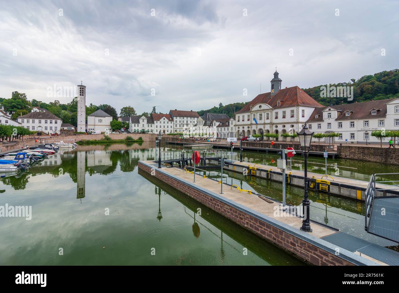 Bad Karlshafen, storico bacino portuale, l'ex imballaggio e magazzino (oggi il municipio) a Nordhessen, Assia, Assia, Germania Foto Stock