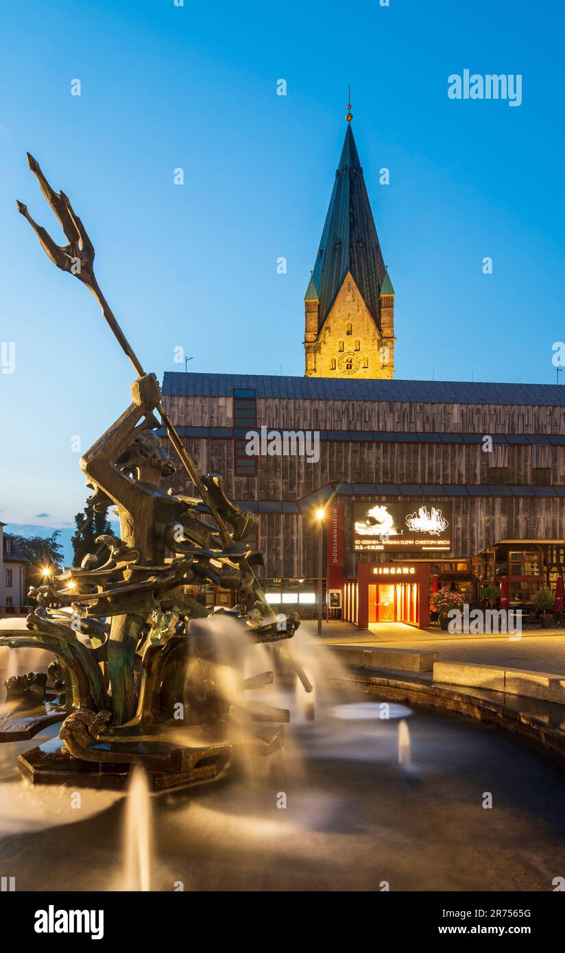 Paderborn, Cattedrale di Paderborn, Erzbischöfliches Diözesanmuseum (Museo Diocesano dell'Arcivescovo), piazza Markt, fontana Neptunbrunnen nella foresta di Teutoburg, Nordrhein-Westfalen, Renania settentrionale-Vestfalia, Germania Foto Stock