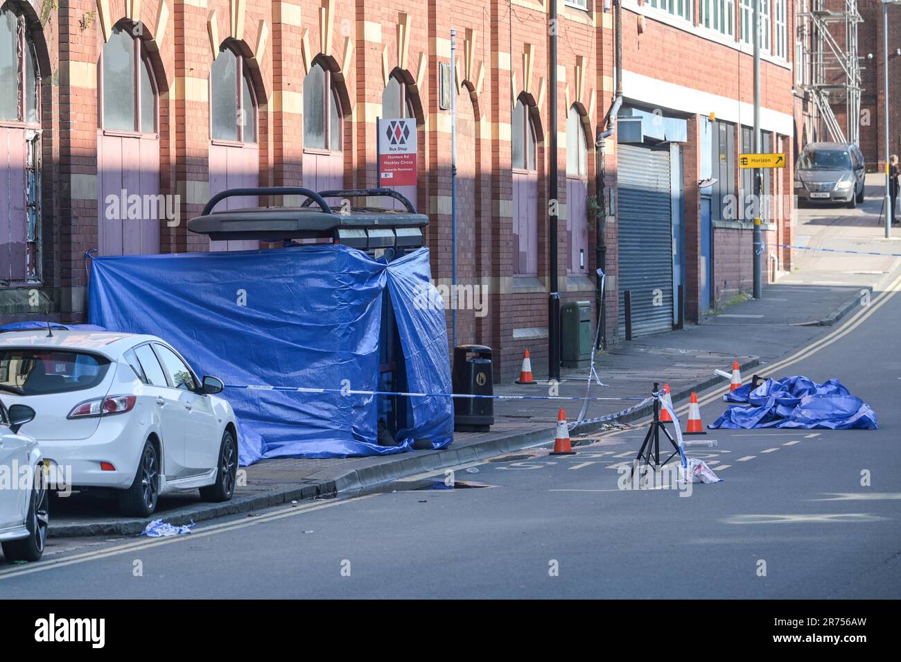 Hunters Road, Hockley, Birmingham 13th giugno 2023 - West Midlands Police on Hunters Road dopo che un uomo di 41 anni è stato picchiato a morte ad una fermata dell'autobus di Birmingham il lunedì sera. Un ufficiale forense è stato visto utilizzando uno scanner per mappare la scena del crimine nella zona di Hockley della città. Gli ufficiali hanno arrestato due persone. I paramedici hanno chiamato la polizia a Hunters Road a Hockley poco dopo il 8pm di ieri, ma nonostante i loro sforzi l'uomo di 41 anni è morto sulla scena. La sua famiglia è stata informata. Credit: Stop Press Media/Alamy Live News Foto Stock