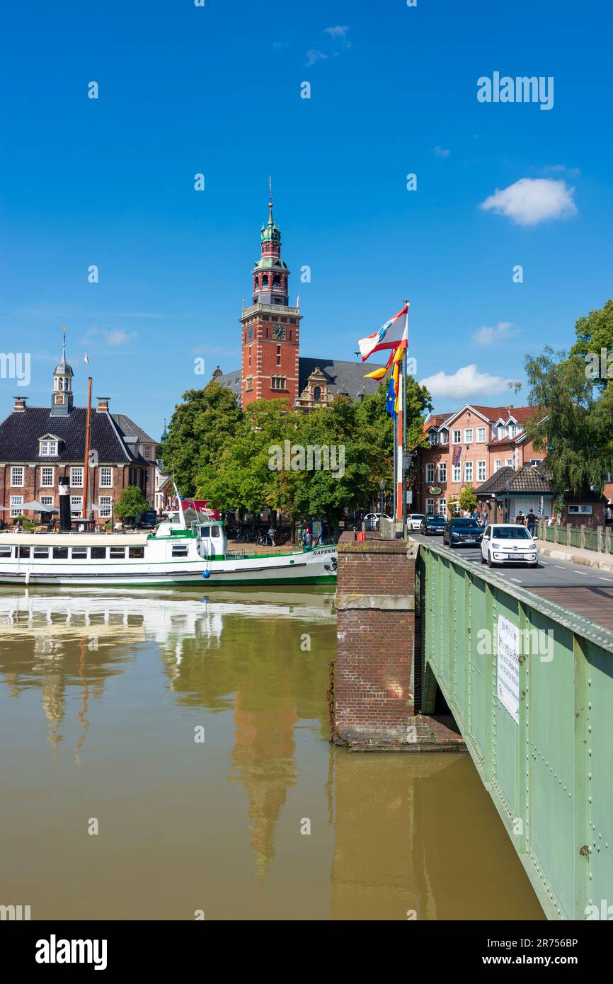 Leer, Alte Waage (vecchia scala, a sinistra) e torre del municipio visto dal ponte Dr.-vom-Bruch, porto di Ostfriesland, bassa Sassonia, Germania Foto Stock