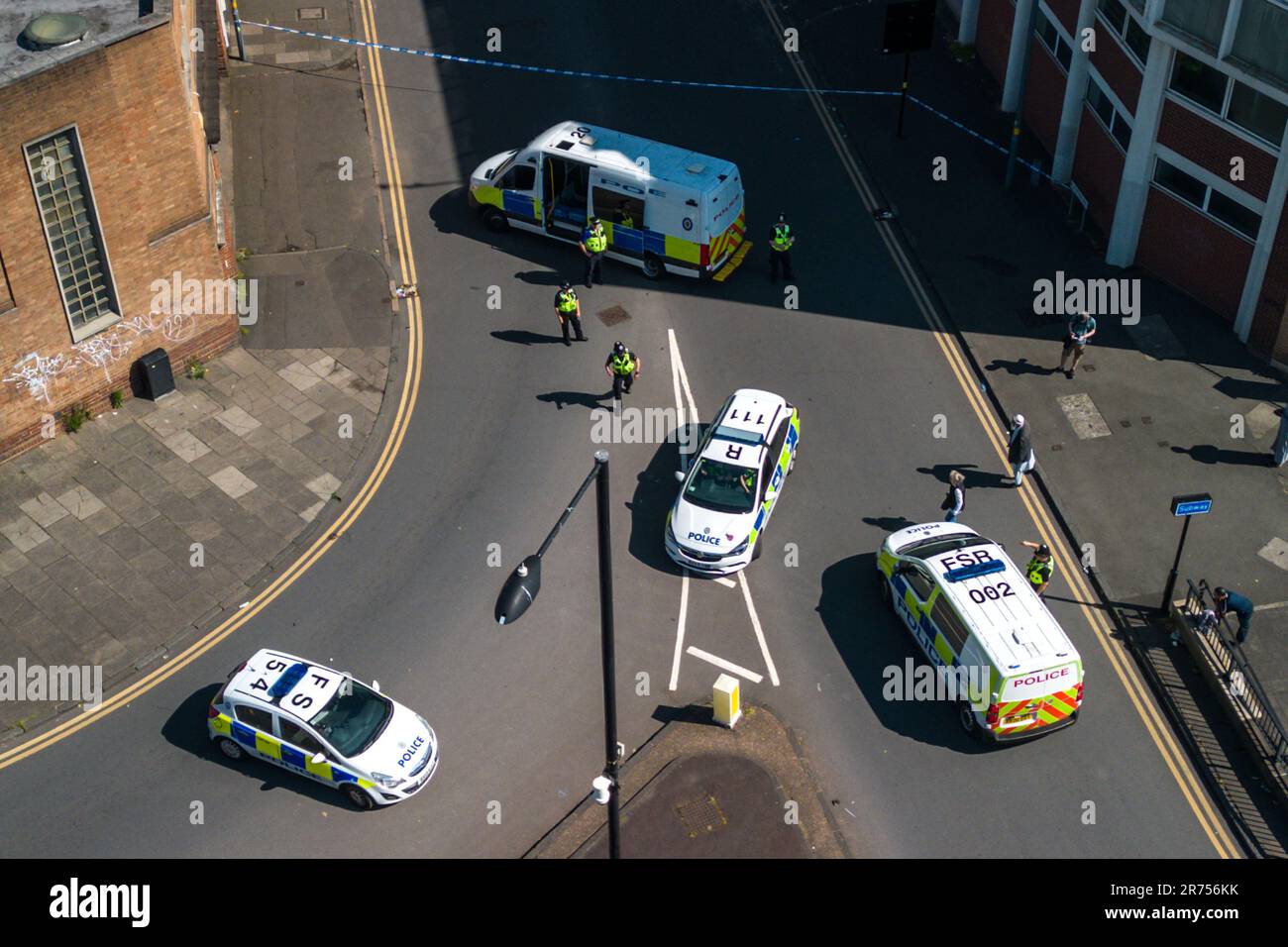 Hunters Road, Hockley, Birmingham 13th giugno 2023 - West Midlands Police on Hunters Road dopo che un uomo di 41 anni è stato picchiato a morte ad una fermata dell'autobus di Birmingham il lunedì sera. Un ufficiale forense è stato visto utilizzando uno scanner per mappare la scena del crimine nella zona di Hockley della città. Gli ufficiali hanno arrestato due persone. I paramedici hanno chiamato la polizia a Hunters Road a Hockley poco dopo il 8pm di ieri, ma nonostante i loro sforzi l'uomo di 41 anni è morto sulla scena. La sua famiglia è stata informata. Credit: Stop Press Media/Alamy Live News Foto Stock