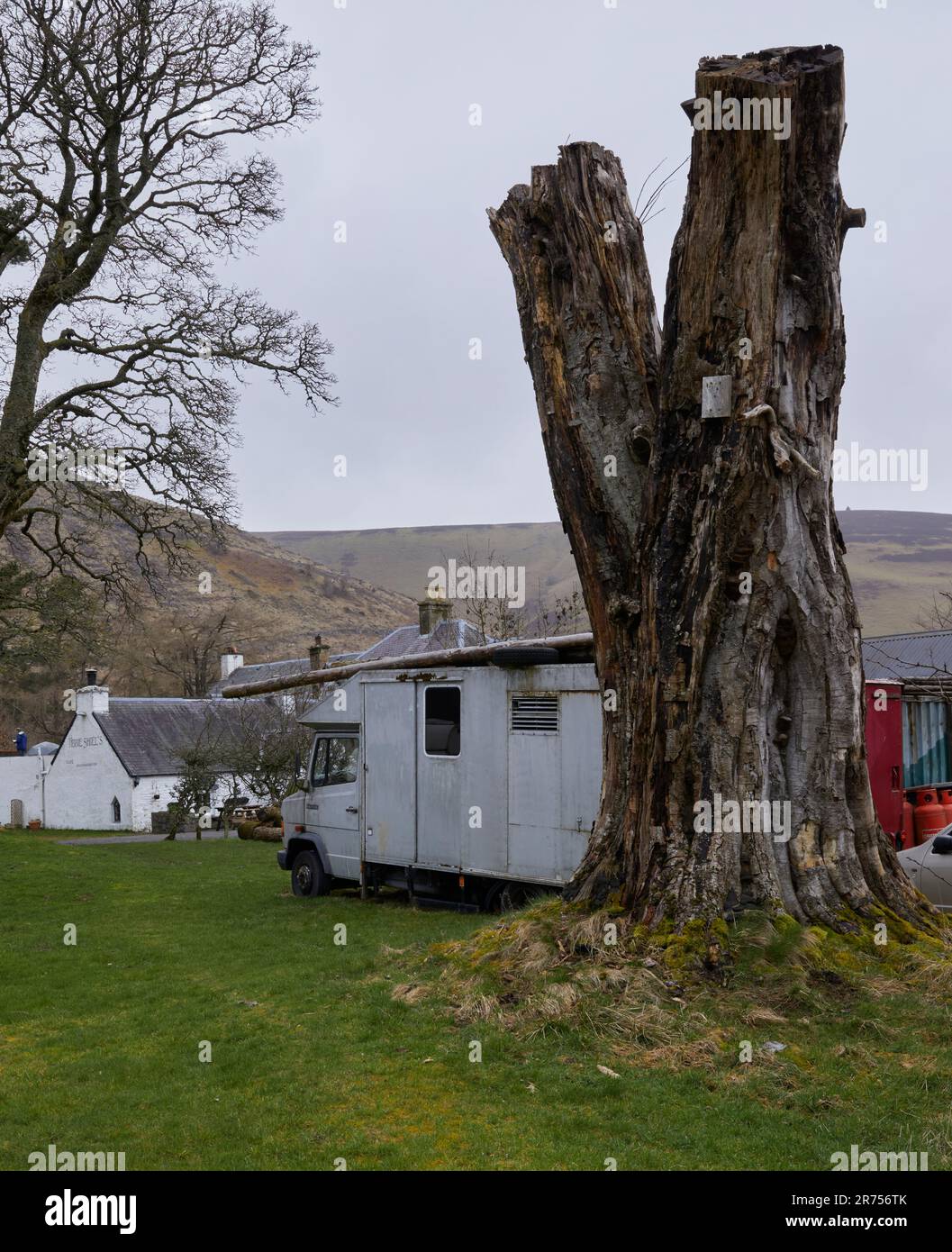Sulla via Upland Meridionale fuori Tibbie Shiell's Inn da St Mary's Loch. Scozia Foto Stock