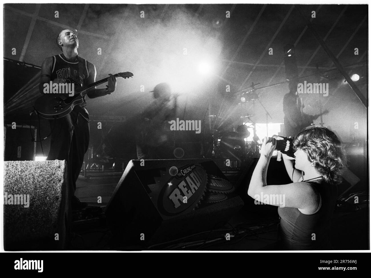 MANCHILD, READING FESTIVAL, 2000: I Manchild sono girati in video Playing the Dance Tent al Reading Festival, 27 agosto 2000. Foto: Rob Watkins. INFO: I Manchild sono stati un gruppo musicale britannico fondato da Max Odell e Brett Parker che fondeva trip-hop, electronica e alternative rock alla fine degli anni '1990 Conosciuto per tracce come Return to the Dragon, il gruppo comprendeva membri che in seguito formarono altri progetti. Foto Stock