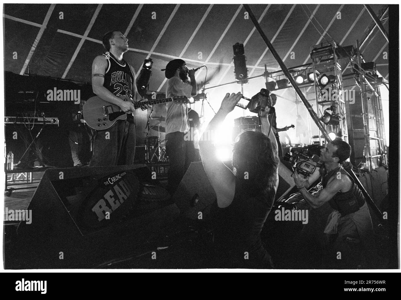 MANCHILD, READING FESTIVAL, 2000: I Manchild sono girati in video Playing the Dance Tent al Reading Festival, 27 agosto 2000. Foto: Rob Watkins. INFO: I Manchild sono stati un gruppo musicale britannico fondato da Max Odell e Brett Parker che fondeva trip-hop, electronica e alternative rock alla fine degli anni '1990 Conosciuto per tracce come Return to the Dragon, il gruppo comprendeva membri che in seguito formarono altri progetti. Foto Stock