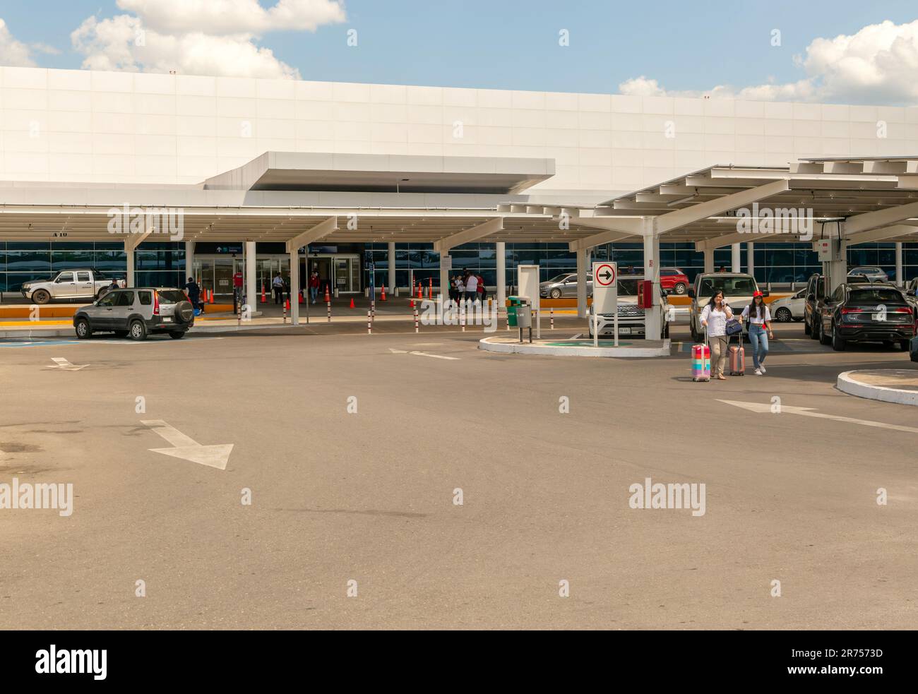 Edificio del terminal all'Aeroporto Internazionale Manuel Crescencio Rejón, Merida, Messico Foto Stock