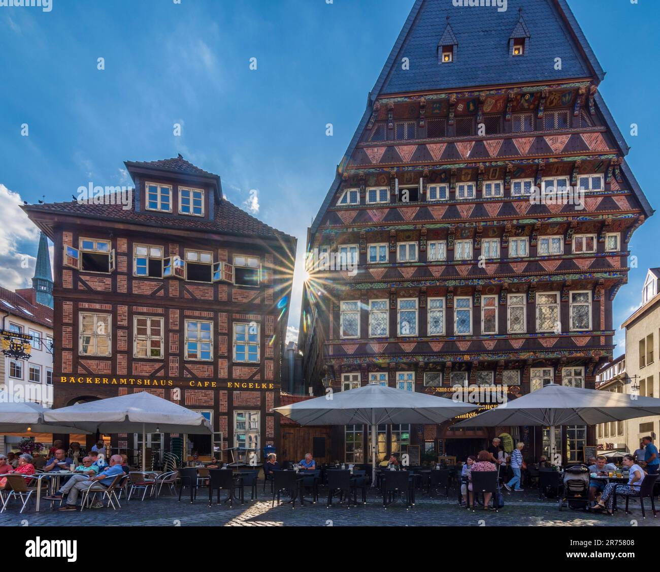 Hildesheim, piazza Markt, Bäckeramtshaus (Baker's Guild Hall), Knochenhaueramtshaus (Butcher's Guild Hall), ristorante all'aperto, case a graticcio, centro storico nella regione di Hannover, bassa Sassonia, Germania Foto Stock