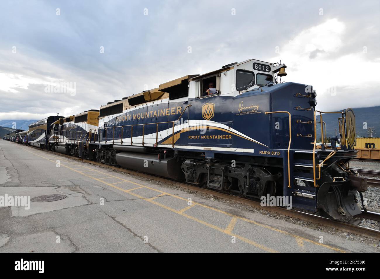 Una locomotiva per passeggeri e carrozze Rocky Mountaineer che si preparano a partire dalla stazione di Jasper, Canada. Foto Stock