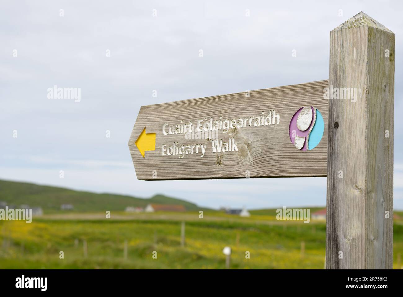 Segnale che indica la direzione della passeggiata Eoligarry a barra, Ebridi, Scozia, Regno Unito Foto Stock