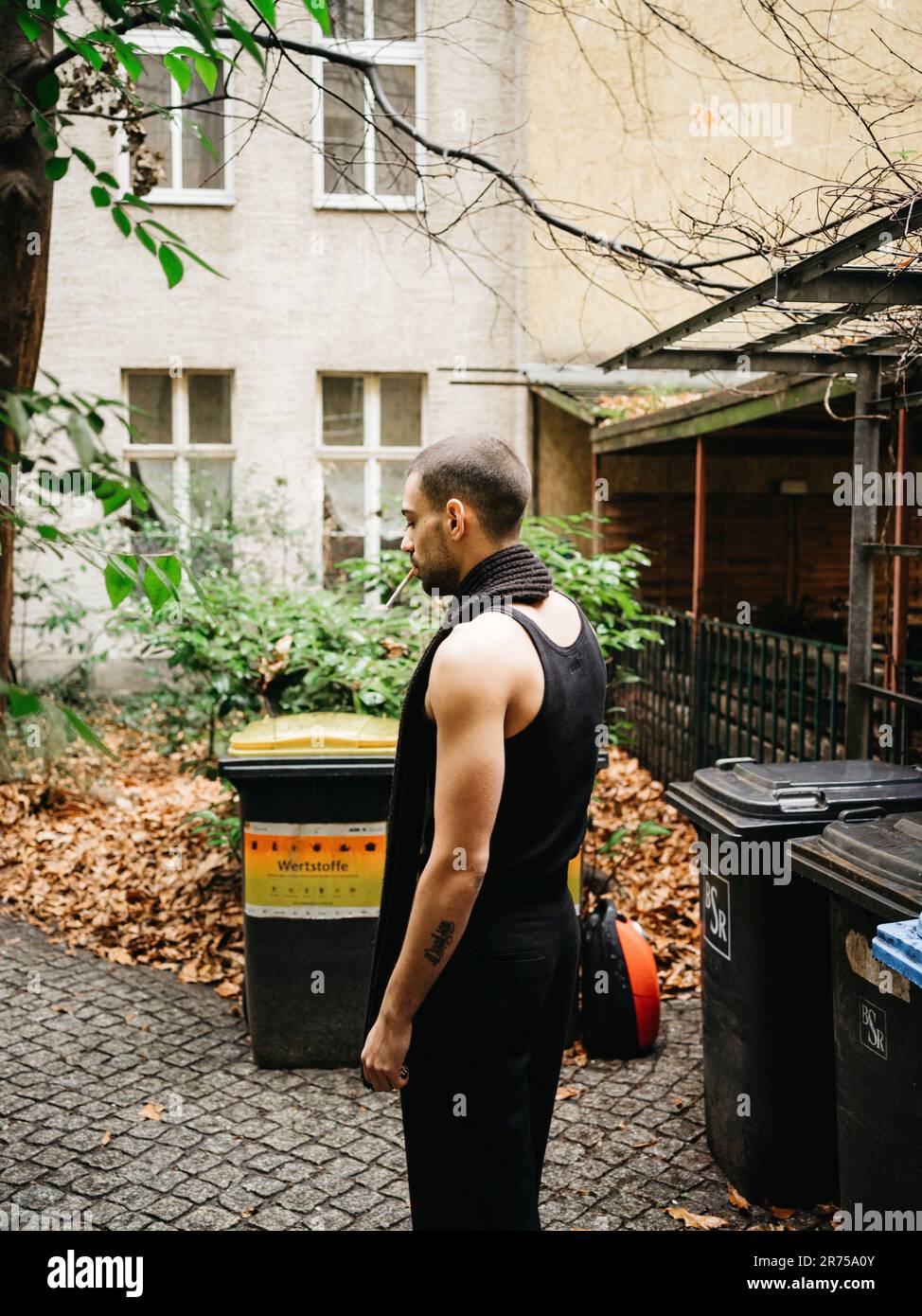 uomo, lateralmente, in piedi, bidoni dei rifiuti Foto Stock