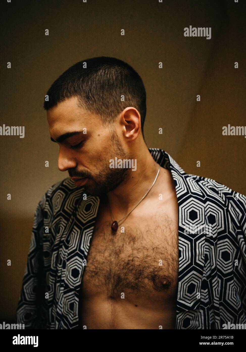 Uomo, capelli corti, housecoat, mezzo ritratto Foto Stock