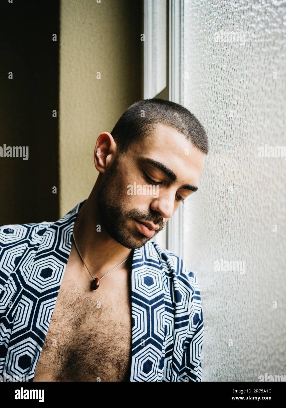 Uomo, capelli corti, housecoat, finestra, pelo, semi ritratto, dettaglio, Foto Stock