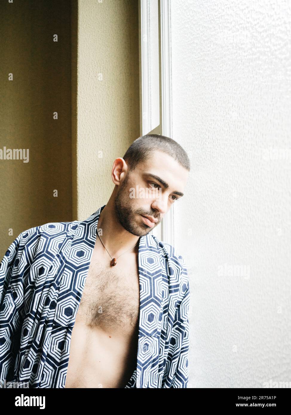 Uomo, capelli corti, housecoat, finestra, pelo, semi ritratto, dettaglio, Foto Stock