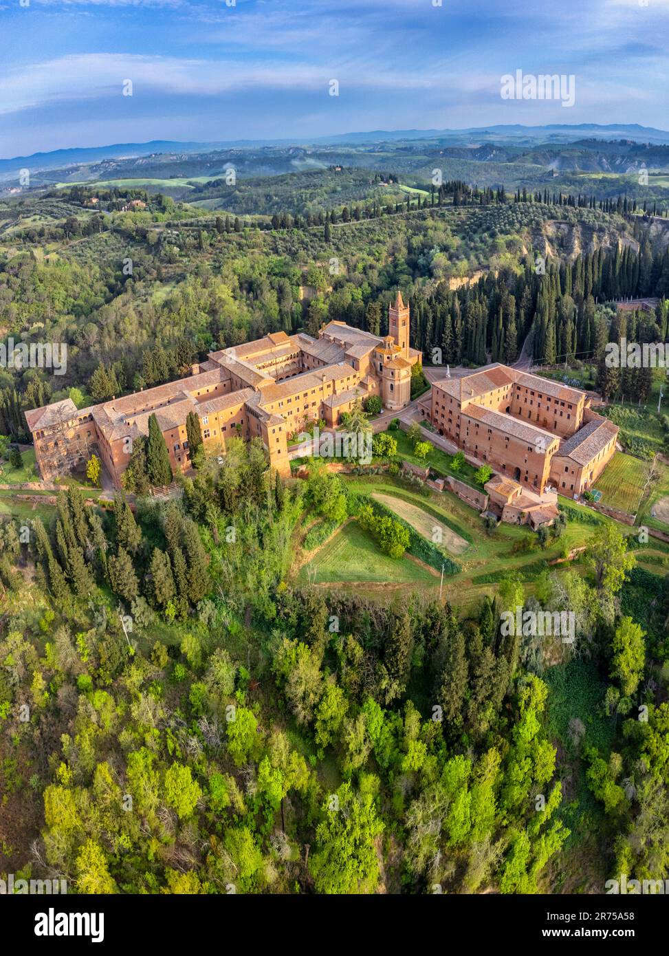 Veduta aerea dell'abbazia di Monte Oliveto maggiore, Asciano, provincia di Siena, Toscana, Italia Foto Stock