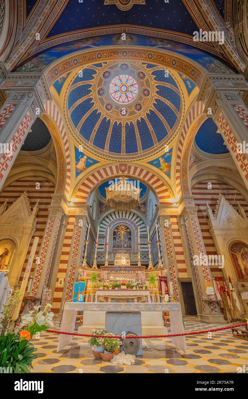 Italia, Toscana, provincia di Arezzo, Cortona, interni della Basilica di Santa Margherita Foto Stock