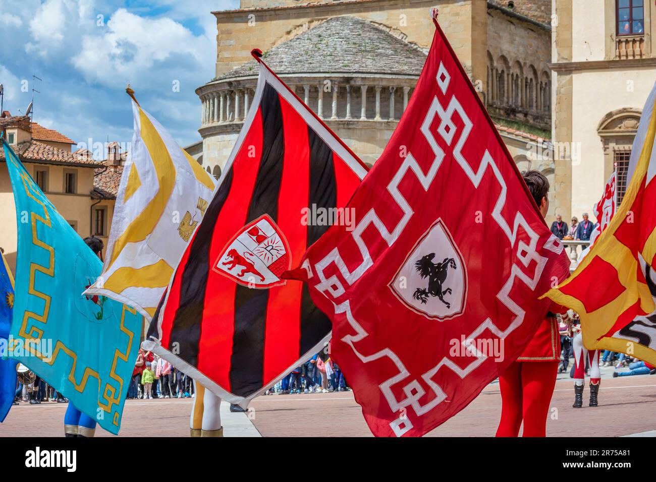 Italia, Toscana, Arezzo, le bandiere nella piazza principale di Arezzo, Piazza Grande affollata di turisti Foto Stock