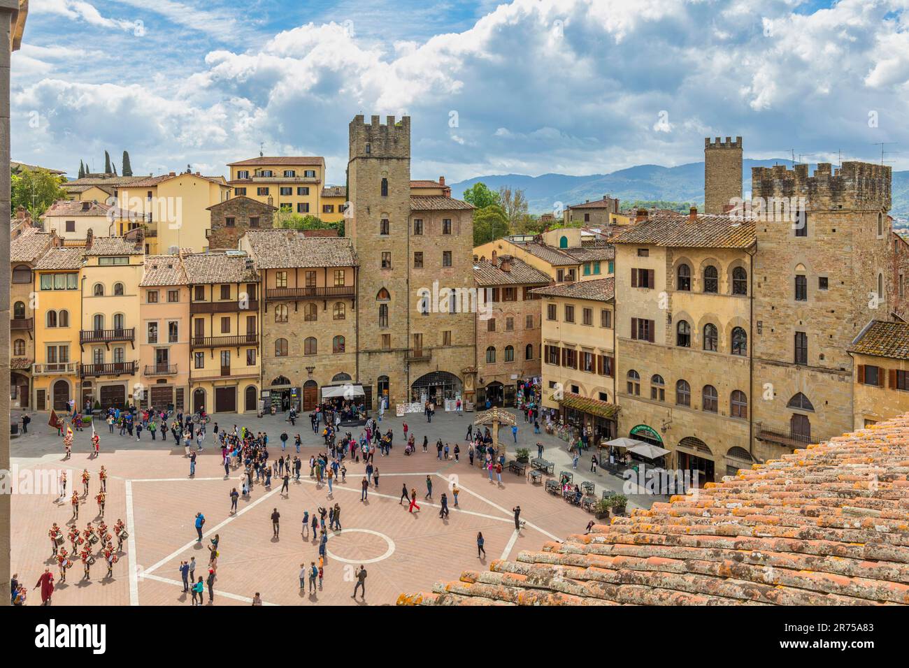 Italia, Toscana, Arezzo, vista sopraelevata di Piazza Grande affollata di turisti Foto Stock