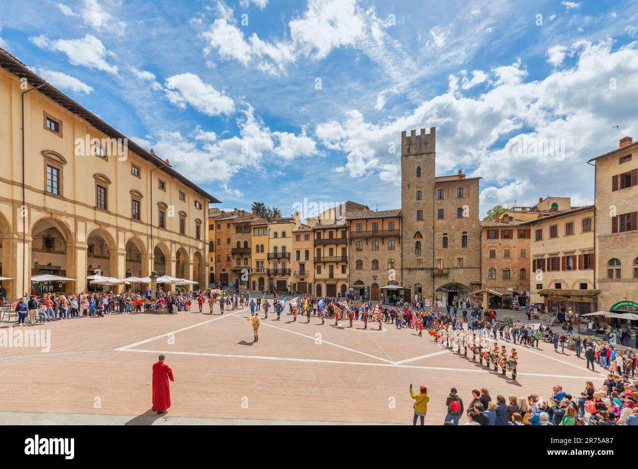 Italia, Toscana, Arezzo, le bandiere nella piazza principale di Arezzo, Piazza Grande affollata di turisti Foto Stock