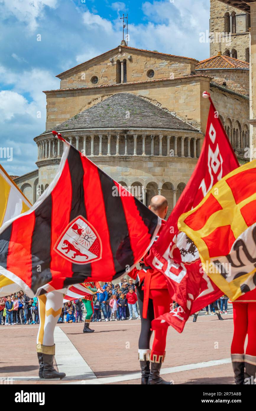 Italia, Toscana, Arezzo, le bandiere nella piazza principale di Arezzo, Piazza Grande affollata di turisti Foto Stock