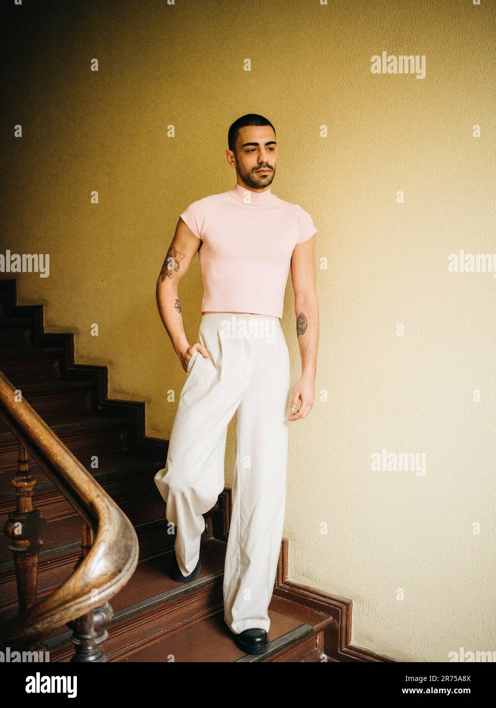 Uomo, camicia, rosa, scala, corpo intero Foto Stock