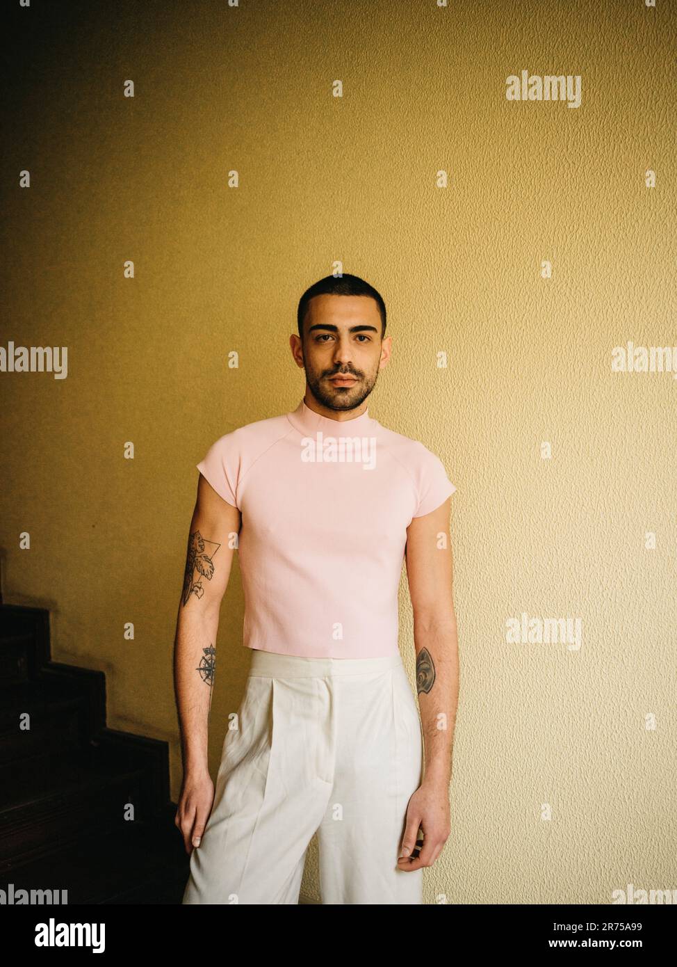 Uomo, camicia, rosa, scala, casual Foto Stock