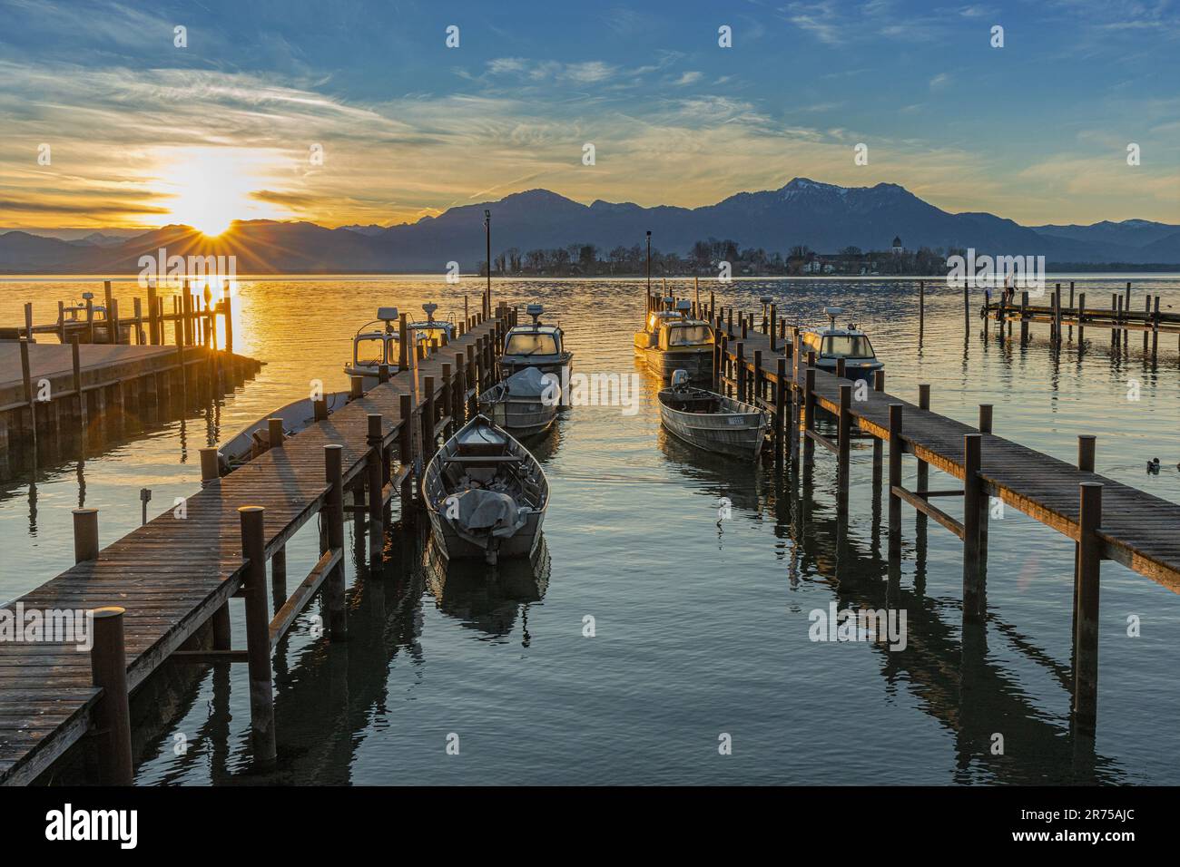 alba il giorno di Capodanno 2023 su Fraueninsel e il porto delle barche, Germania, Baviera, Lago Chiemsee, Gstadt Foto Stock