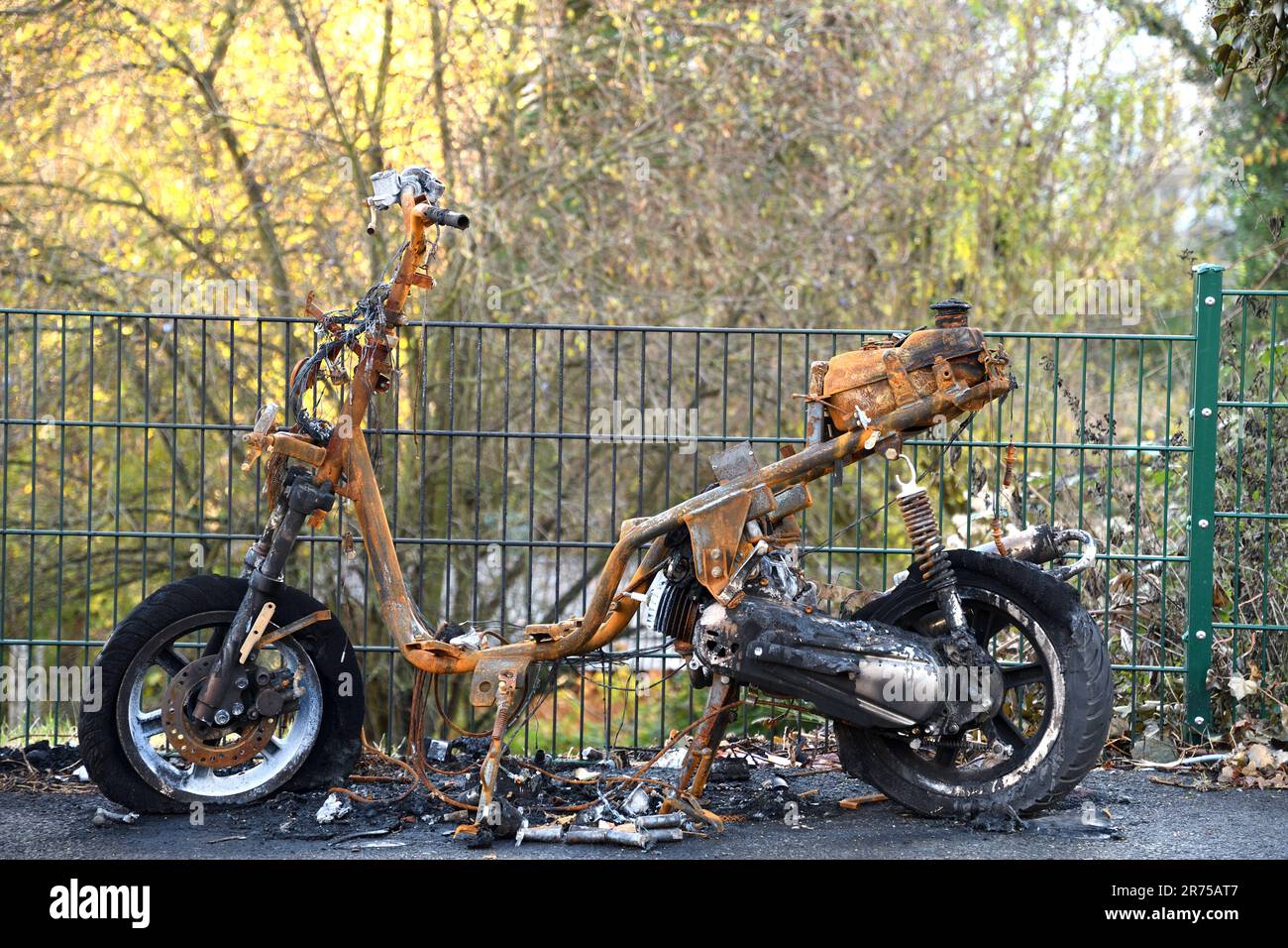 Bruciato ciclomotore sul marciapiede, Germania, Renania settentrionale-Vestfalia Foto Stock