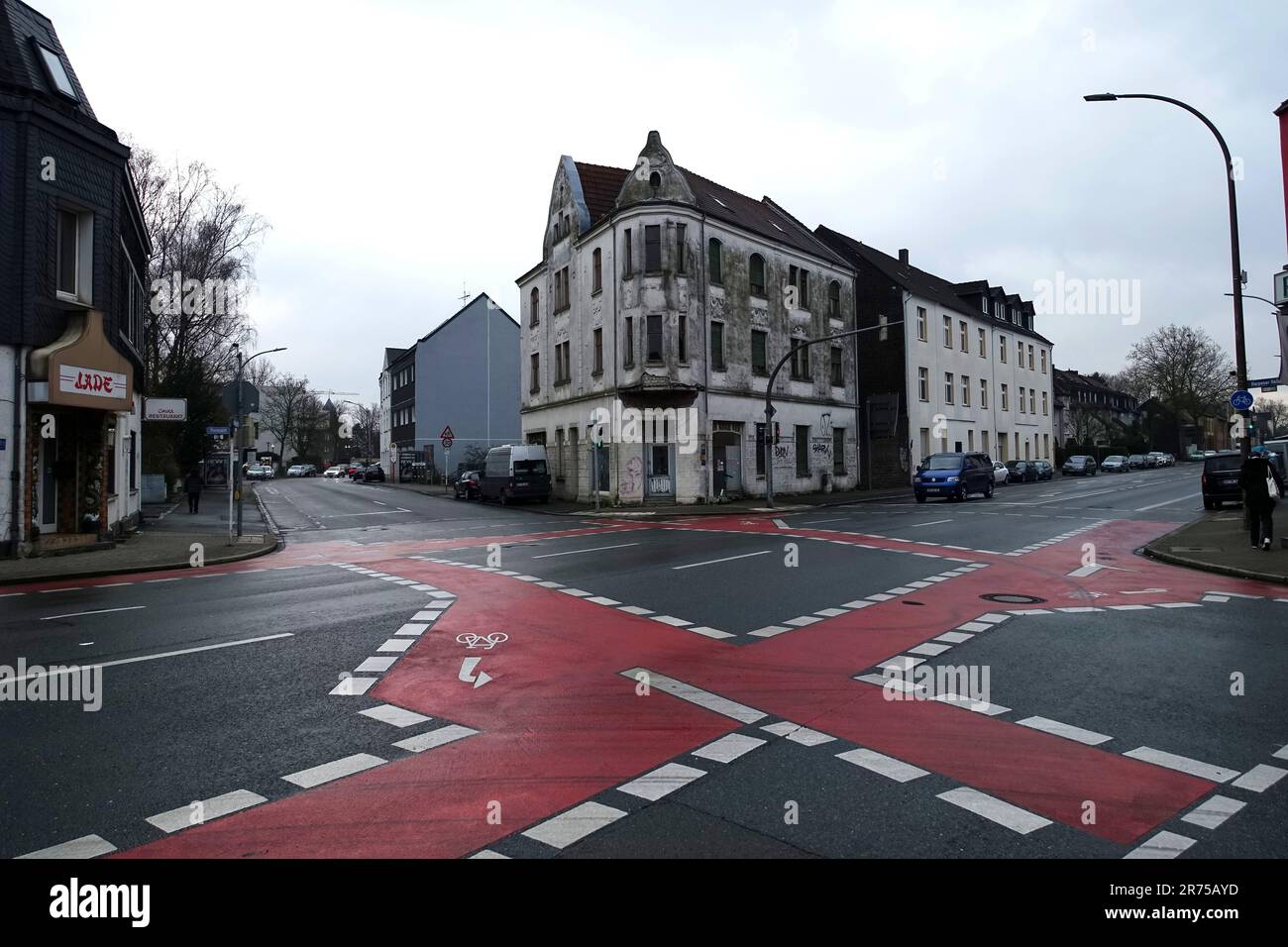 Incrocio stradale con piste ciclabili contrassegnate in rosso e zone ciclabili, Germania, Renania settentrionale-Vestfalia Foto Stock