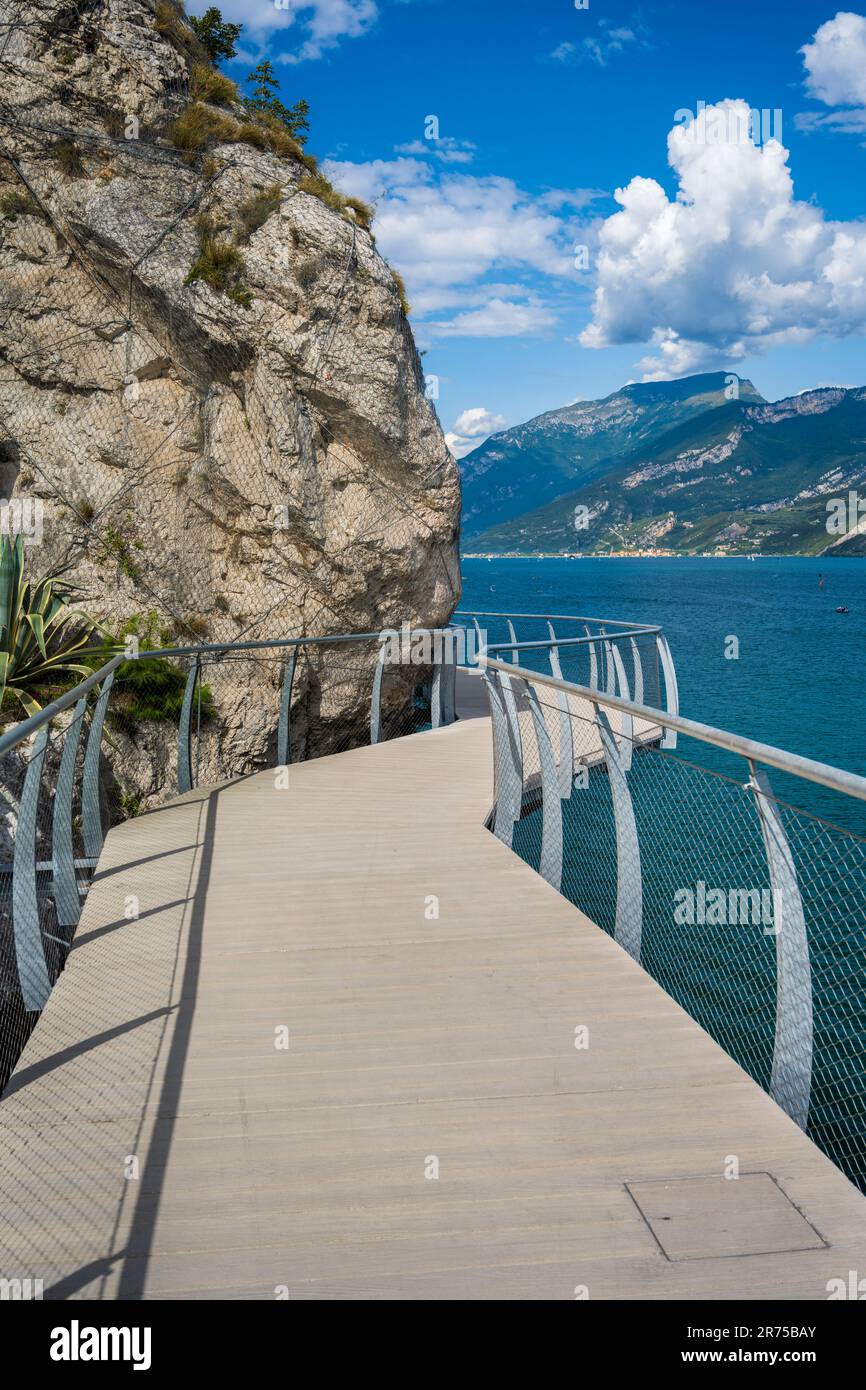 Ponte pedonale lungo una montagna sul Lago di Garda Foto Stock