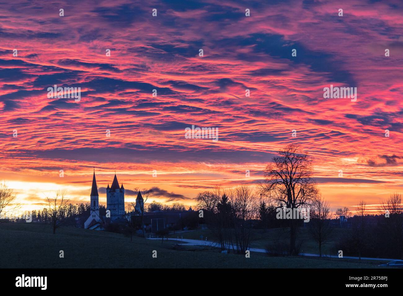 Potente rosso sera, il sole illumina la parte inferiore delle nuvole stratocumulus, Germania, Baviera Foto Stock