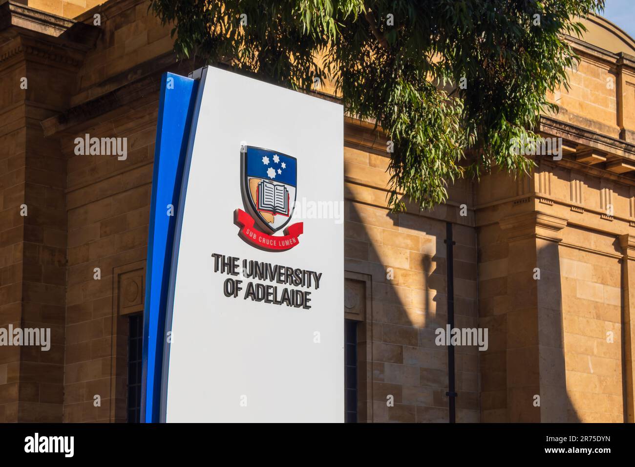 Adelaide, Australia Meridionale - 2 settembre 2019: Stand dell'Università di Adelaide con logo al campus della città nella giornata di sole Foto Stock