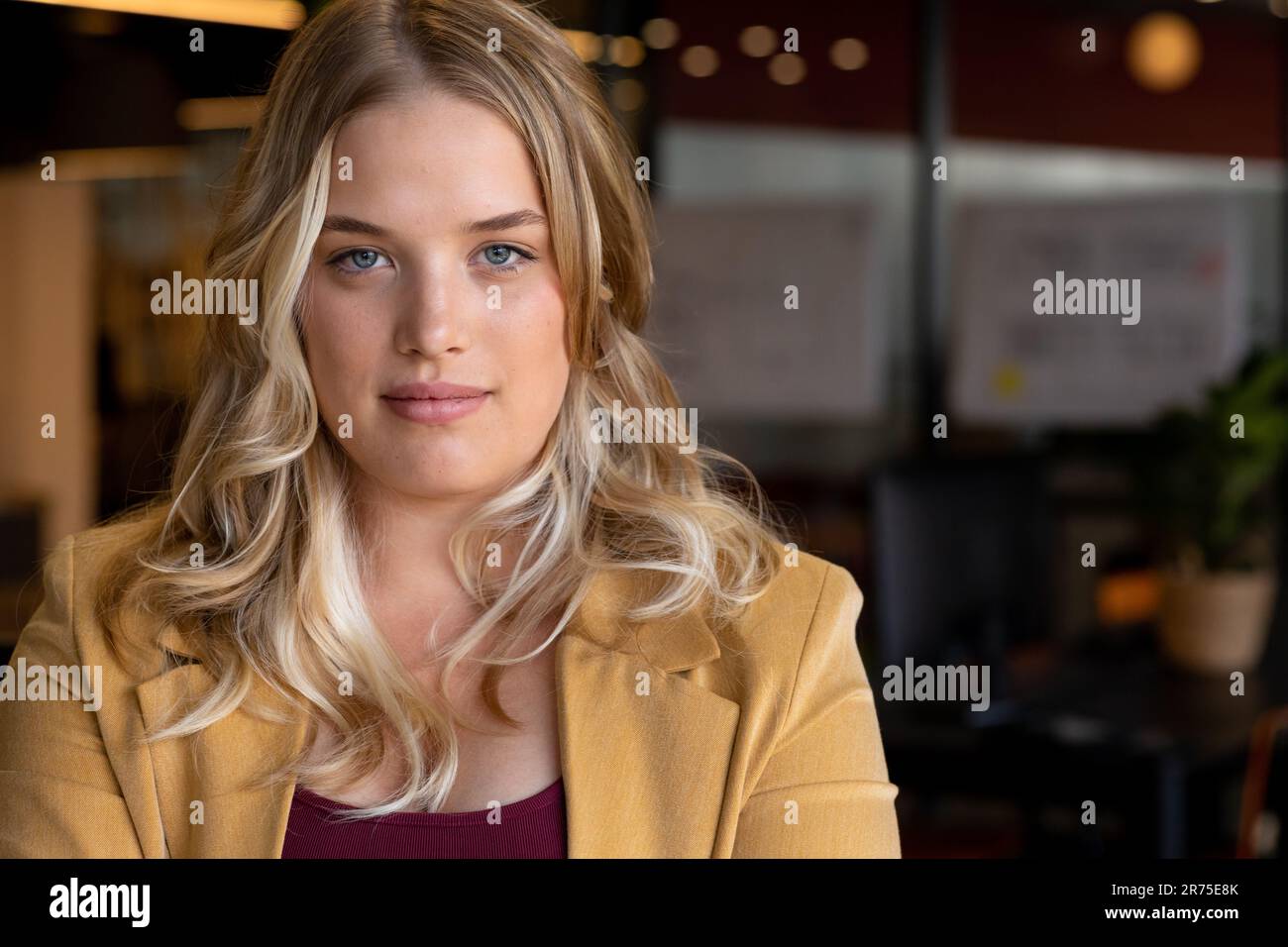 Ritratto di donna d'affari caucasica Happy Plus size con lunghi capelli biondi in ufficio Foto Stock