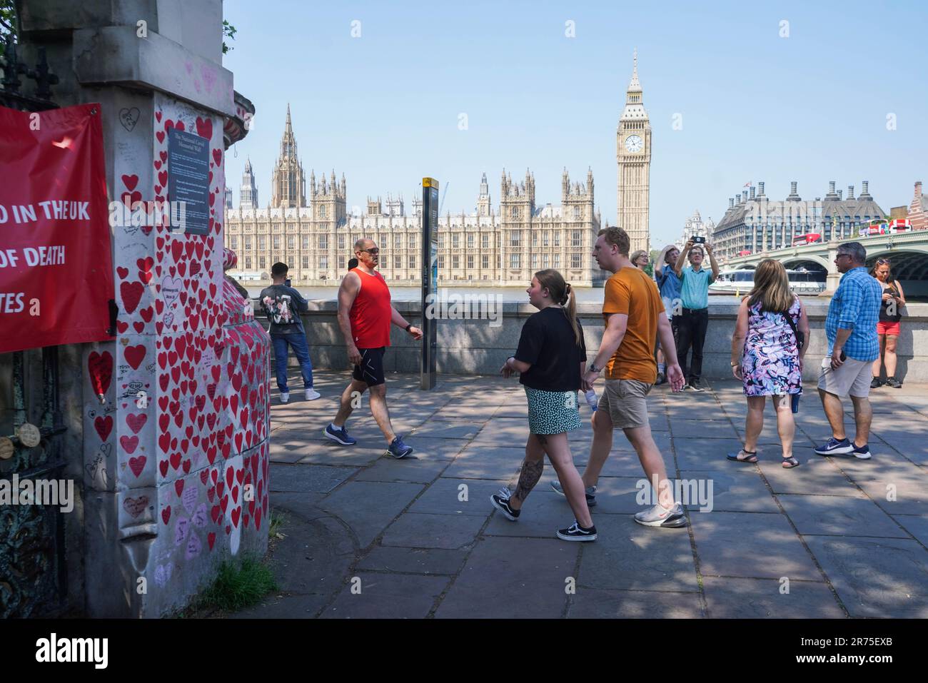 Ondon Regno Unito. 13 giugno 2023 . La gente passa davanti ai cuori dipinti nella sala commemorativa nazionale del Covid per le famiglie perite della pandemia del Covid. L'inchiesta pubblica COVID-19 presieduta dalla baronessa Heather Hallett entra nel suo primo giorno, ascoltando le prove sulla prima indagine - 'resilienza e preparazione' (modulo 1) Che sta esaminando la preparazione per la pandemia - se la pandemia è stata adeguatamente pianificata per e se il Regno Unito è stato adeguatamente pronto per tale eventualità Credit: amer Ghazzal/Alamy Live News Foto Stock