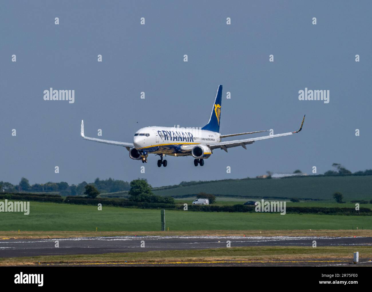 Ryanair Boeing 737, aereo di linea che si avvicina all'aeroporto di Prestwick per atterrare nel pomeriggio estivo. Foto Stock