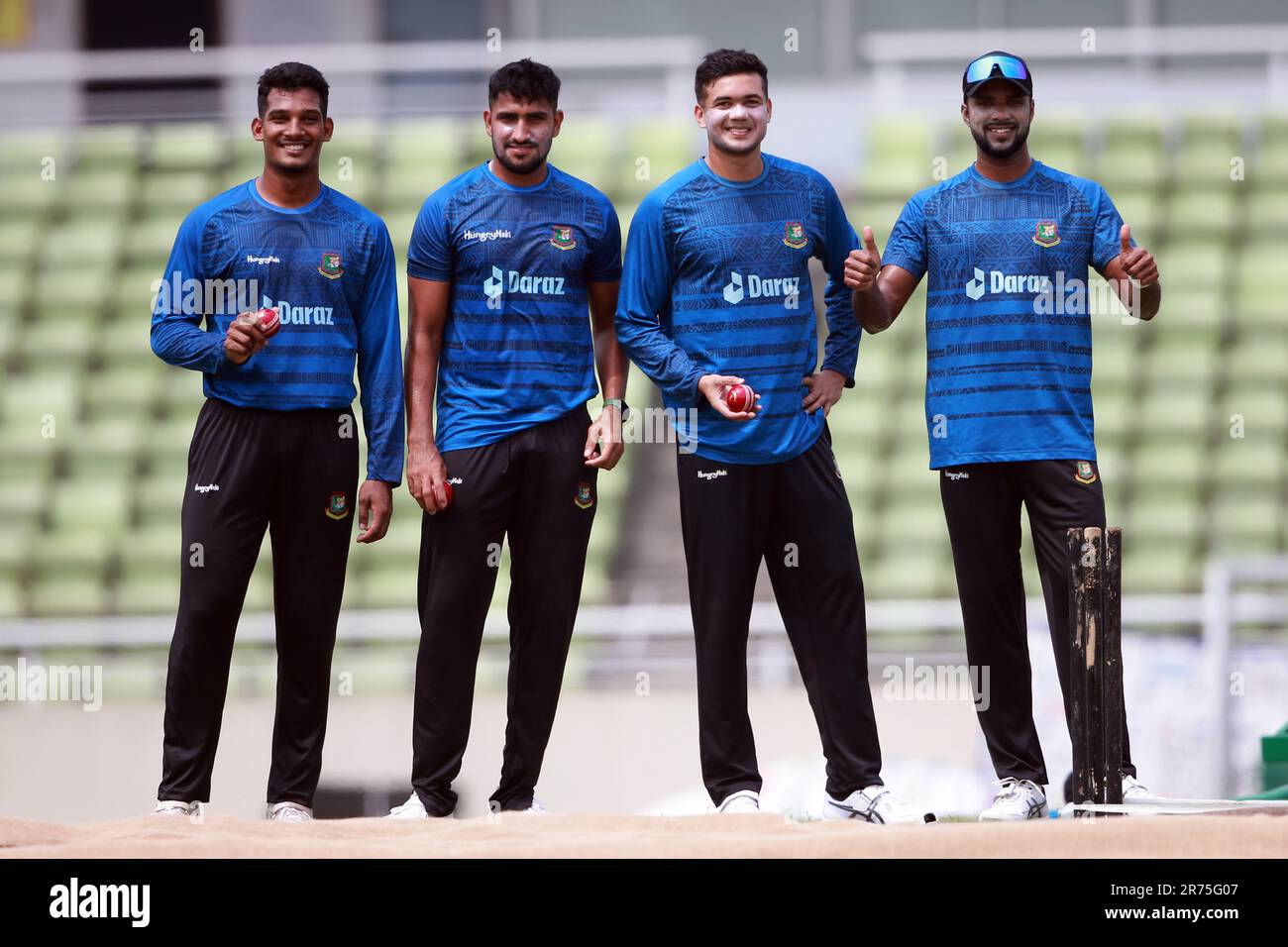 I veloci bowlers del Bangladesh da sinistra Mushfik Hasan, Khaled Ahmed, Tashkin Ahmed ed Ebadot Hossain durante la sessione di pratica al Sher-e-Bangla National Foto Stock