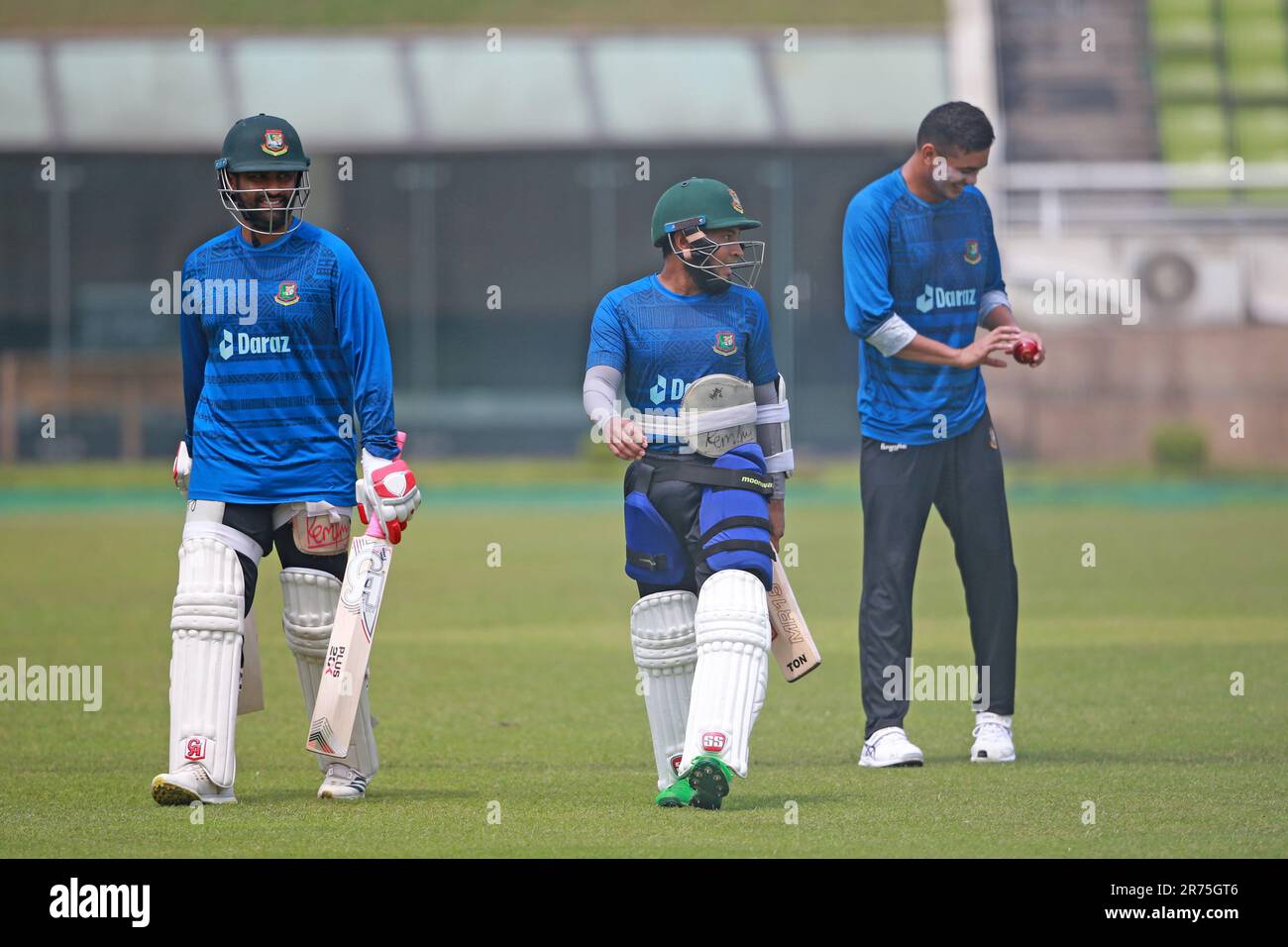 I cricketers del Bangladesh da sinistra Tamim Iqbal Khan, Mushfiqur Rahim e Tashkin Ahmed durante la sessione di pratica allo stadio nazionale di cricket di Sher-e-Bangla Foto Stock